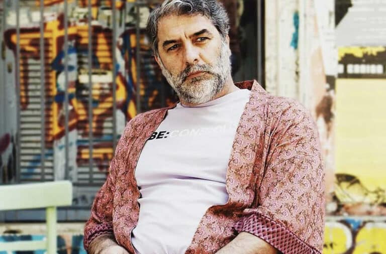 Χαμός με τον Βασίλη Μπισμπίκη – Πόζαρε με κόκκινες γόβες και διχτυωτές κάλτσες