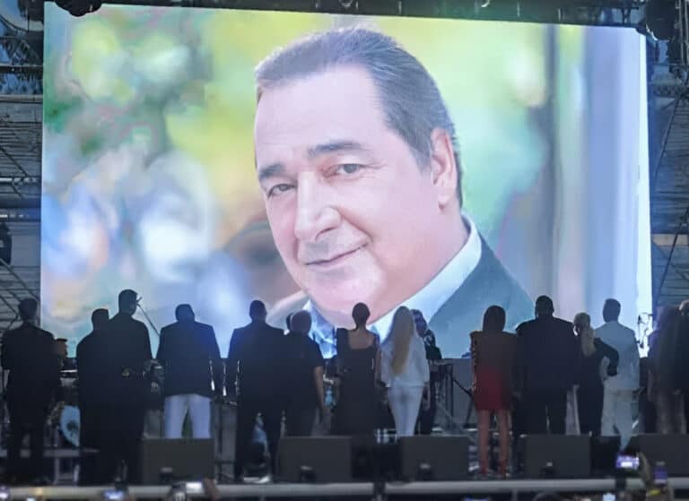 Βασίλης Καρράς: Σείστηκε το Καλλιμάρμαρο μόλις ανέβηκε στη σκηνή αυτός ο τραγουδιστής – Είπε το «Νύχτα ξελογιάστρα» κι έκλαιγε όλο το στάδιο