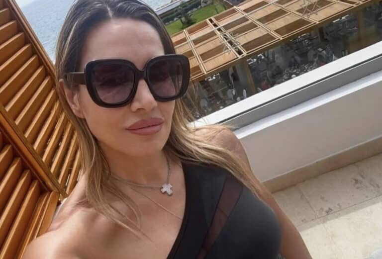 Ελένη Πετρουλάκη: Οργισμένη απάντηση στους επικριτές – «Είμαι 54, στην εμμηνόπαυση, μητέρα τεσσάρων παιδιών»