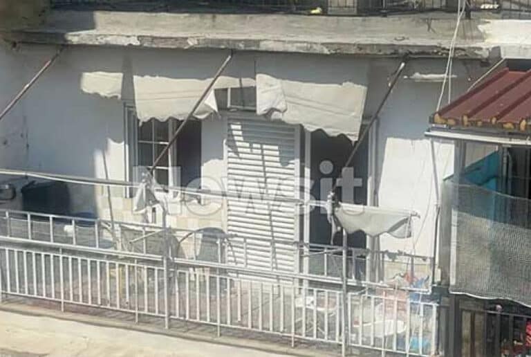 Θεσσαλονίκη: Έσπασαν τη σιωπή τους οι γονείς που άφησαν το μωρό τους έξω  στο μπαλκόνι – Ο λόγος που το έκαναν