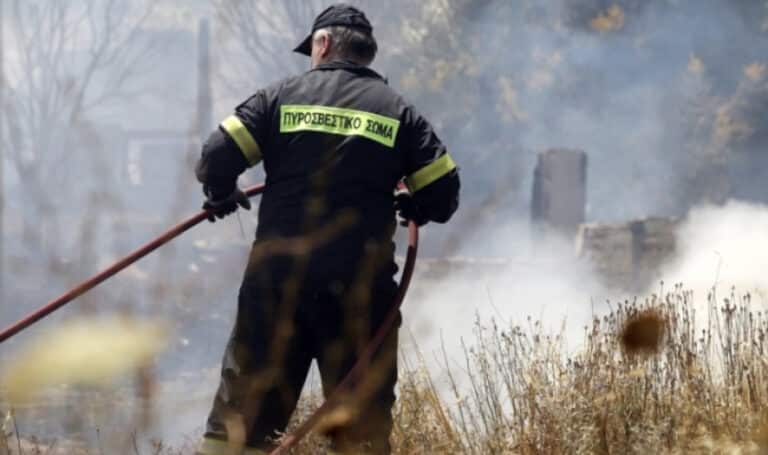 Φωτιά στο Κορωπί – Επιχειρούν 55 πυροσβέστες και δύο ελικόπτερα