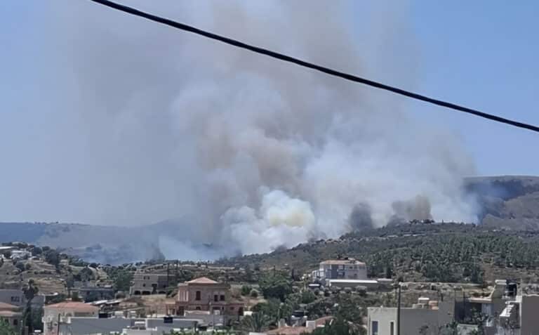 Φωτιά στη Χίο – Μήνυμα από το 112 «απομακρυνθείτε προς το κέντρο της πόλης»