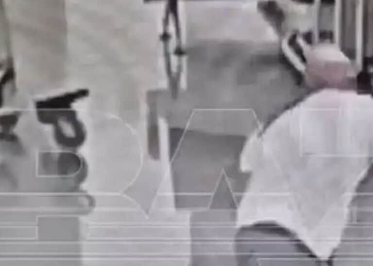 Άνδρας αρπάζει παιδί, το γυρίζει ανάποδα και το πετάει με δύναμη στο πάτωμα αεροδρομίου – Σε κώμα το αγοpάκι