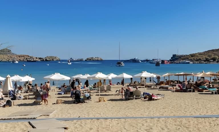 Παράκληση μιας μητέρας: Την επόμενη φορά που θα πάτε παραλία, αφήστε τις μπροστά ξαπλώστρες σε γονείς με παιδιά