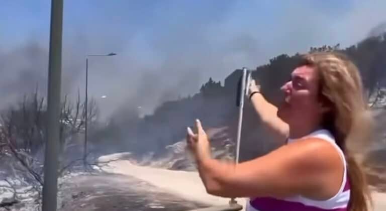 «Καίγονται τα σπίτια μας»: Συγκλονιστική μαρτυρία κατοίκου της Παλαιάς Φώκαιας