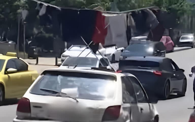 Παγκράτι: Μια εικόνα απλώστρας με ρούχα σε ουρανό αυτοκινήτου  – Η θλιβερή ιστορία που κρύβεται από πίσω