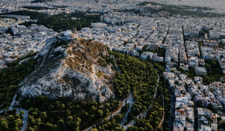 Κλείνει ο Λυκαβηττός λόγω του υψηλού κινδύνου πυρκαγιάς – Σε επιφυλακή ο δήμος Αθηναίων
