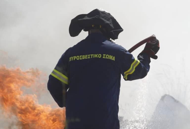 Φωτιά στις Αχαρνές σε οικόπεδο με ξερά χόρτα – Επιχειρούν επίγειες δυνάμεις της Πυροσβεστικής