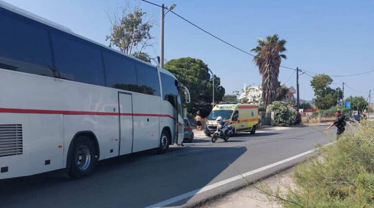 Σχολικό πούλμαν γεμάτο μαθητές συγκρούστηκε με αυτοκίνητο