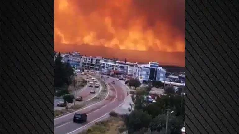 Καίγεται η Σμύρνη, βρέχει στάχτη στην Πάτμο – Πολλά μέτωπα σε όλη την Τουρκία