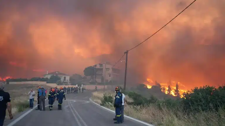 Φωτιά στη Χίο: Ανεξέλεγκτα τα μέτωπα – Σε απόσταση αναπνοής από τα σπίτια οι φλόγες, έχουν καεί αποθήκες
