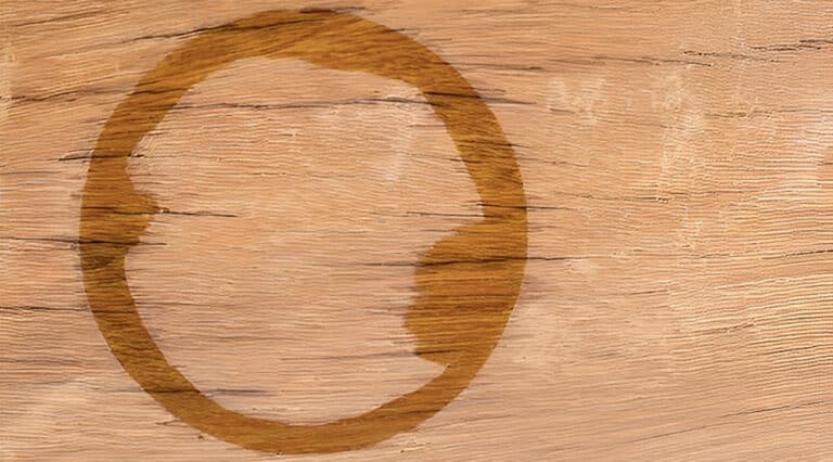 Η αδερφή μου μου έμαθε αυτό το κόλπο για να αφαιρώ τα σημάδια από νερό στα ξύλινα έπιπλα σε μόλις 3 λεπτά χωρίς καθόλου κόπο. Δείτε πώς λειτουργεί.