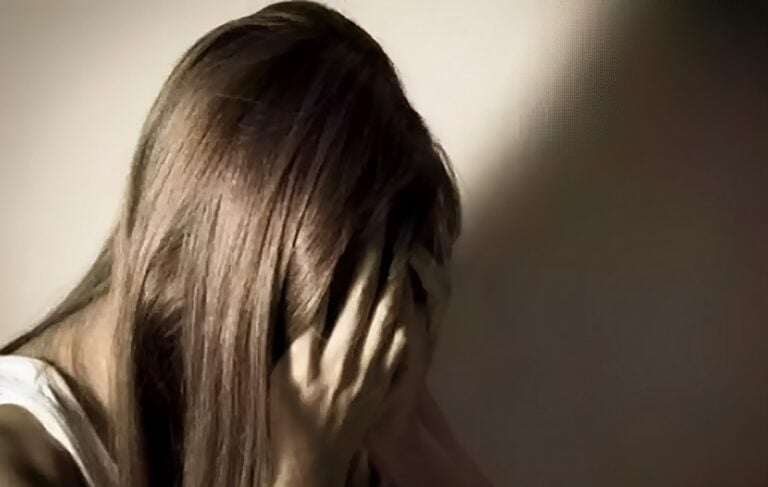 Φpίκη με την παιδική ποpνογραγία ανήλικης – Η νέα σοκαριστική κατηγορία της μητέρας
