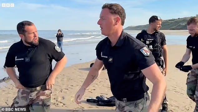 100007537 14875619 french police are prevented by law from intervening once a boat a 32 1751638803607