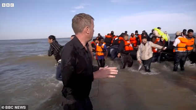100007539 14875619 migrants were seen hurrying back to shore after the intervention a 39 1751638803610