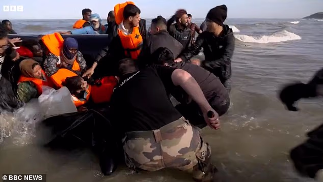 100007547 14875619 all passengers on board made it safely back on the beach a 31 1751638803607