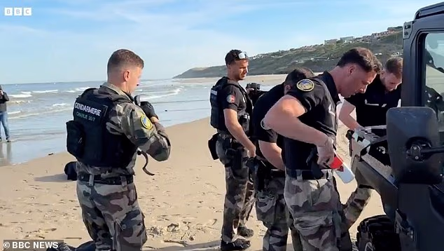 100007557 14875619 officers descended on the beach as men women and children prepar a 38 1751638803610
