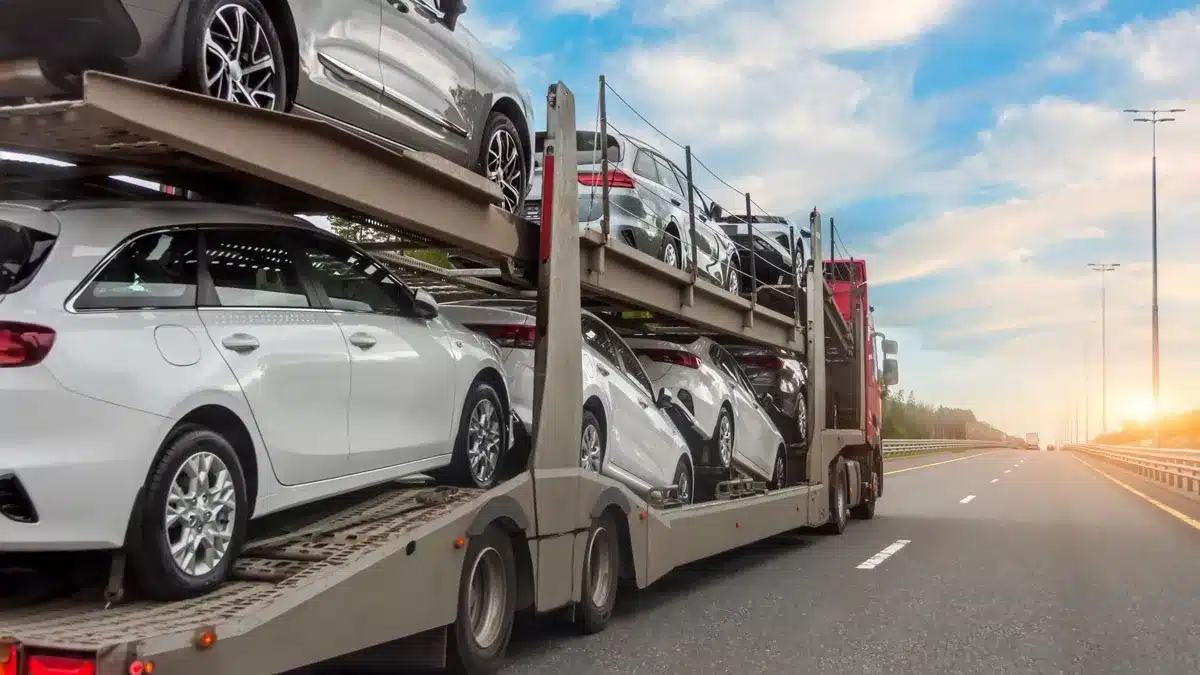 241029104054 ektelonismos metafores trailer synora ntalika transport shutterstock 2225940955 maketa