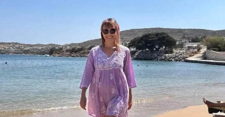 Μάρα Ζαχαρέα: Απολαμβάνει τις διακοπές της στην Πάρο – Οι φωτογραφίες με μαγιό στην παραλία