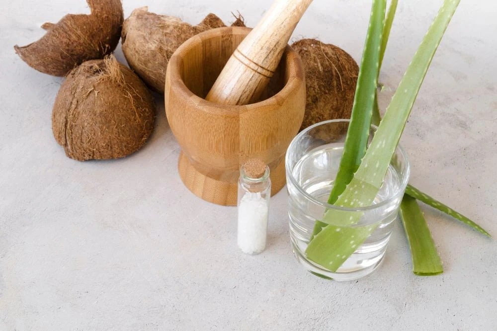 aloe vera and coconut oil 52e5acc5 4395 4ae5 9971 c61d17e9f3c8 11zon