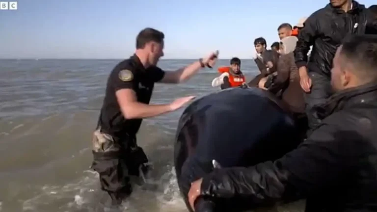 Γάλλος αστυνομικός σκίζει φουσκωτή βάρκα με μετανάστες λίγο πριν διασχίσουν τη Μάγχη για να φτάσουν στη Βρετανία