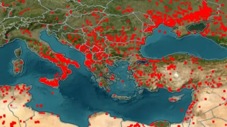 Φωτιές: Στις φλόγες η Μεσόγειος – Στο «κόκκινο» ο δορυφορικός χάρτης της NASA
