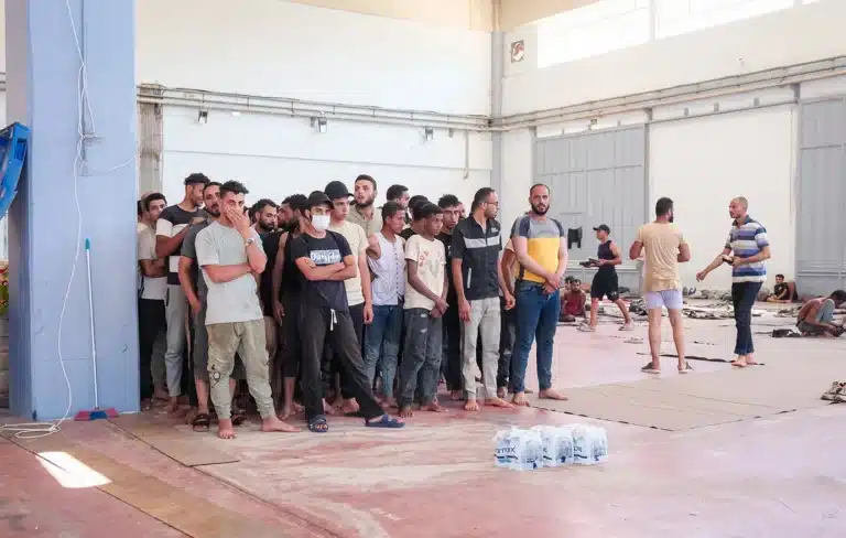 Παρέλαβαν το φαγητό τους οι μετανάστες στον χώρο φιλοξενίας της Αγυιάς Χανίων – Είχαν εμποδίσει και τη σίτιση γυναικών και παιδιών