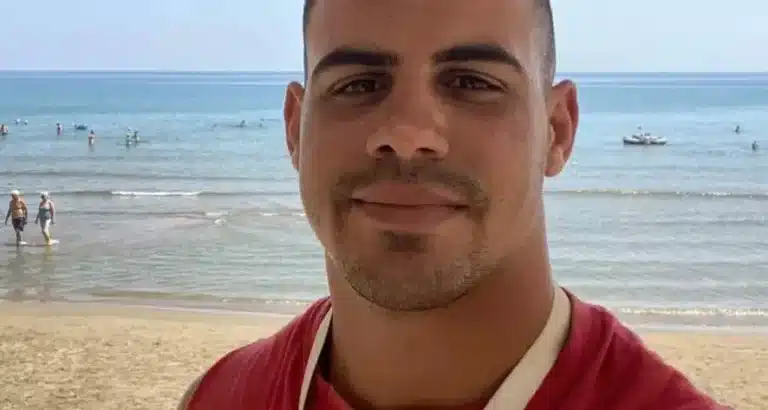 Αυτός είναι ο 24χρονος ναυαγοσώστης που έσωσε κοριτσάκι 3 ετών από πνιγμό – «Με ένοιαζε μόνο να γίνει καλά το παιδί»