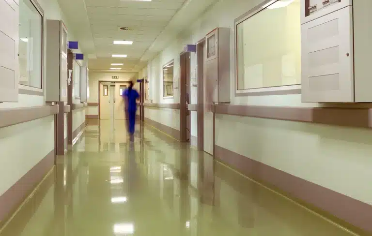 Τραγωδία στο Αγρίνιο: Έγκυος η μητέρα της 2χρονης που σκοτώθηκε όταν έκανε όπισθεν ο πατέρας της χωρίς να την δει