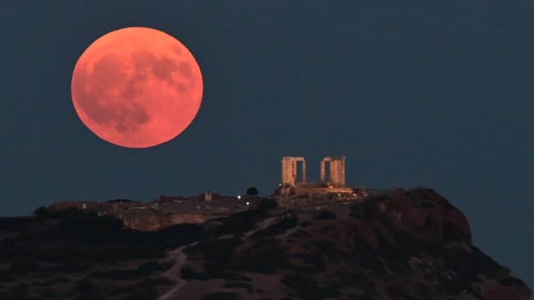 Πανσέληνος Αυγούστου 2025: Πότε θα φωτίσει τον ουρανό το ολόγιομο, μαγευτικό «Φεγγάρι του Οξύρρυγχου»