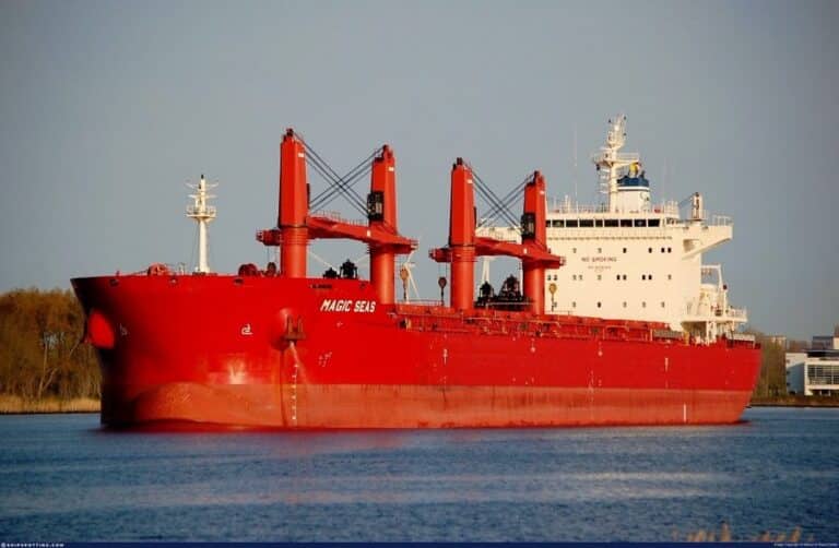 Βυθίζεται το ελληνικών συμφερόντων πλοίο που δέχθηκε επίθεση στην Ερυθρά Θάλασσα από Χούθι