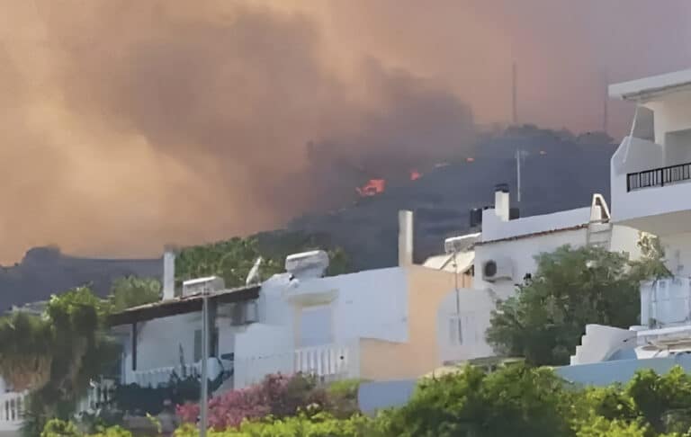 Φωτιά στην Ιεράπετρα: Οι φλόγες απειλούν ξενοδοχεία – Νέο μήνυμα του 112 για εκκενώσεις οικισμών