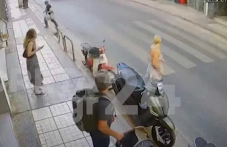 Εμβόλισε με το αυτοκίνητό του ντελιβερά και διέφυγε πετώντας πέτρες – Βίντεο-σοκ