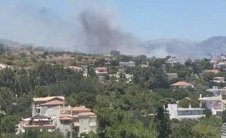 Φωτιά στον Άγιο Δημήτριο Κορωπίου – Μήνυμα από το 112, κοντά στις αυλές σπιτιών η φωτιά