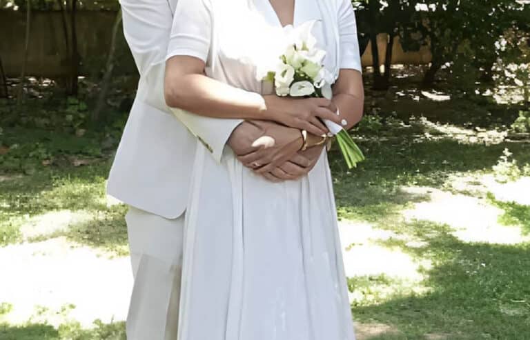 Πασίγνωστη δημοσιογράφος και νέα μαμά παντρεύτηκε τον σύντροφό της με ρομαντικό λευκό νυφικό