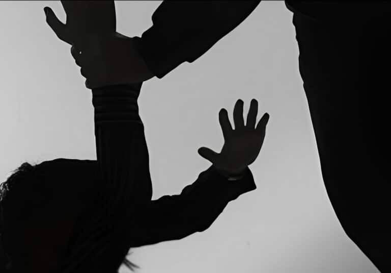 Παρουσιάστρια πλάκωσε στον ξύλο της κόρη της σε δρόμο της Βουλιαγμένης