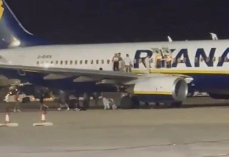 Πανικός σε πτήση της Ryanair από λάθος συναγερμό για φωτιά: Επιβάτες πήδηξαν από το φτερό, 18 τραυματίστηκαν
