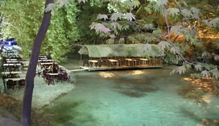 Το χωριό που «έκοψε την ανάσα» με την ομορφιά του: Βρίσκεται στην Ελλάδα, δίπλα στο ποτάμι και έγινε πόλος έλξης χιλιάδων τουριστών από όλο τον κόσμο