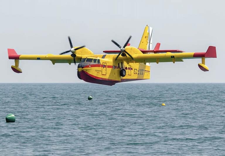 Η Ελλάδα στέλνει δύο Canadair στην Αλβανία για να συνδράμει στη μεγάλη πυρκαγιά