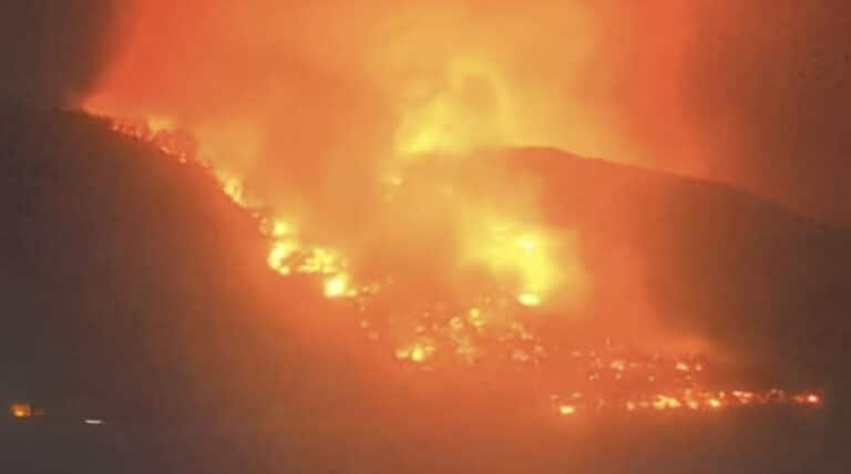 Πύρινη κόλαση στη Θάσο: Μεγάλη μάχη δίνουν πυροσβέστες και εθελοντές μέσα στη νύχτα