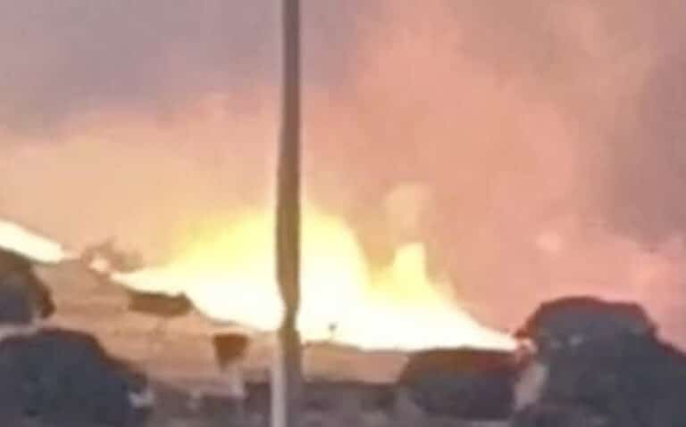 Φωτιά τώρα στα Άνω Λιόσια κοντά στις γραμμές του Προαστιακού