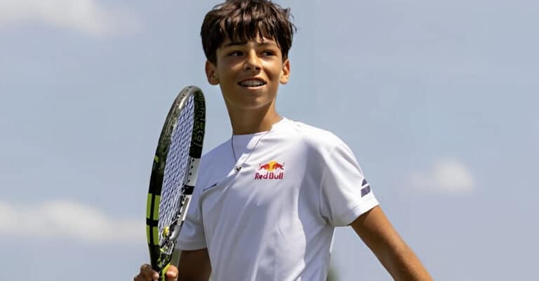 Ο νέος Τσιτσιπάς: O Ραφαήλ Παγώνης είναι μόλις 13 χρονών και «τρελαίνει» τον κόσμο στο Γουίμπλεντον