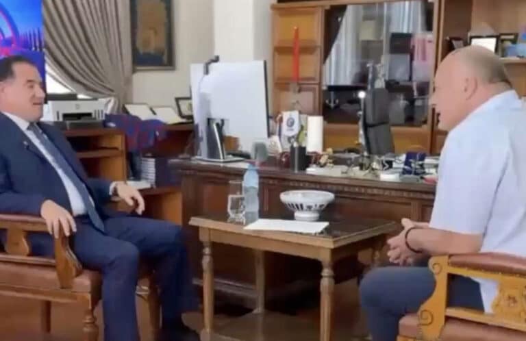 Χαμός με την μπλε… παντόφλα του Μπέου που συναντήθηκε με τον Άδωνι
