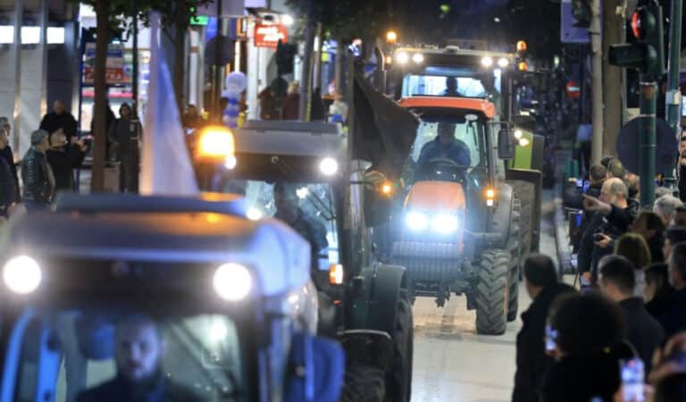 Ξεσηκωμός αγροτών της Λάρισας για τον ΟΠΕΚΕΠΕ – Κατέλαβαν με τρακτέρ το κέντρο της πόλης