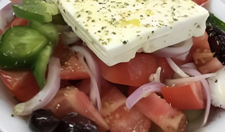 Γνωστό εστιατόριο βάζει έξτρα χρέωση για το λάδι στη χωριάτικη