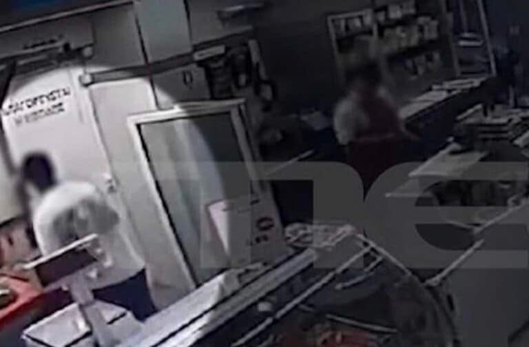 Σοκ στη Κυψέλη: Άνδρας κάρφωσε μαχαίρι στο λαιμό του μέσα σε σούπερ μάρκετ