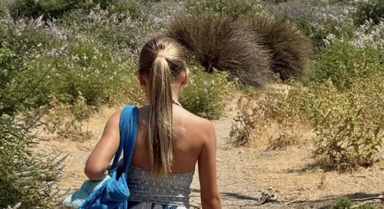 Είναι η κόρη της διασημότερης Ελληνίδας – Μεγαλώνει και της μοιάζει περισσότερο από ποτέ