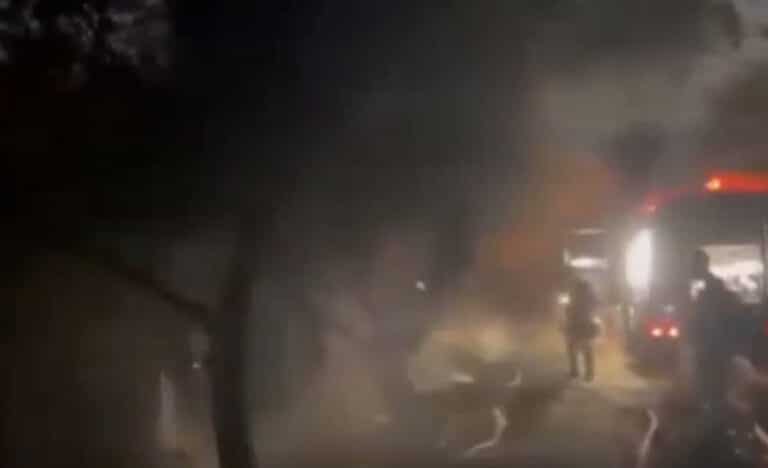 Φωτιά απέναντι από το Άλσος Βεΐκου – Επιχειρεί ισχυρή δύναμη της πυροσβεστικής