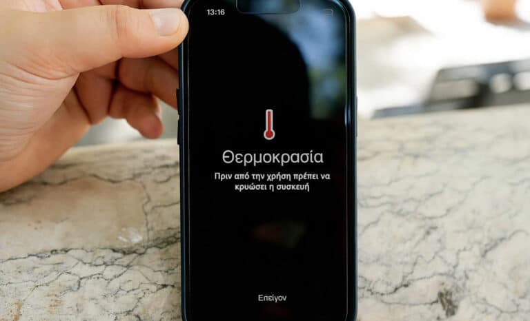 Πόσο αντέχει στον καύσωνα το κινητό – Τι πρέπει να κάνουμε και τι να αποφύγουμε όταν υπερθερμανθεί