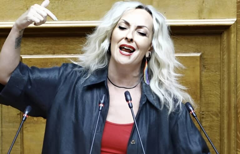 Η Τζώρτζια Κεφαλά από την Πλεύση Ελευθερίας τραγούδησε Ελένη Βιτάλη από το βήμα της Βουλής 